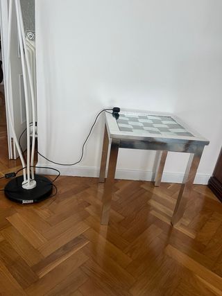 Mesa auxiliar de madera.
