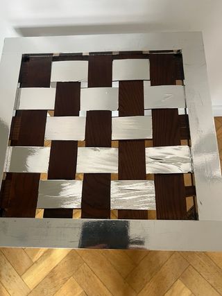 Mesa auxiliar de madera.