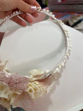 Tocado comunión niña blanco rosa