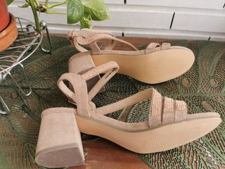 Sandalias tacón dorado beige