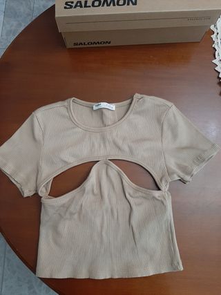 Top Pull&Bear beige con aberturas 