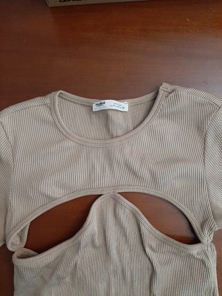 Top Pull&Bear beige con aberturas 