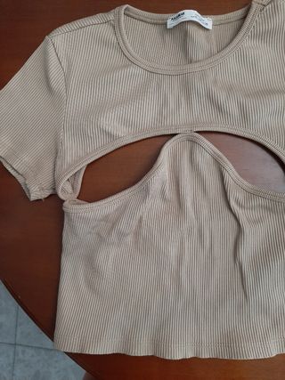 Top Pull&Bear beige con aberturas 