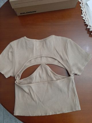 Top Pull&Bear beige con aberturas 