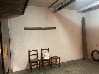 Plaza garaje doble cerrada con puerta metálica.