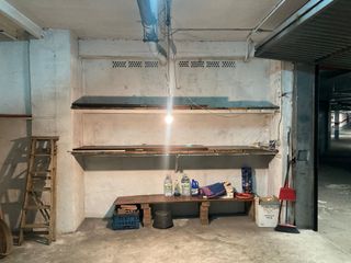 Plaza garaje doble cerrada con puerta metálica.