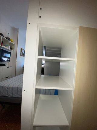 Litera blanca con estanterías y armario