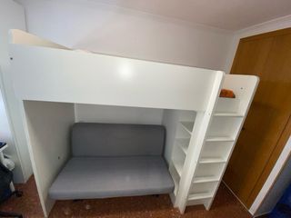 Litera blanca con estanterías y armario