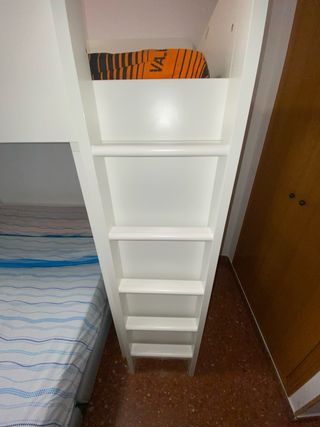 Litera blanca con estanterías y armario