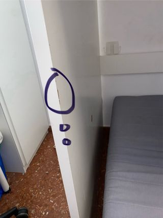 Litera blanca con estanterías y armario