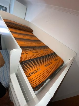 Litera blanca con estanterías y armario