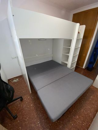 Litera blanca con estanterías y armario