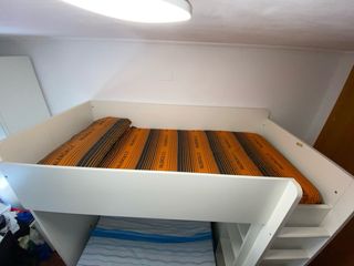 Litera blanca con estanterías y armario