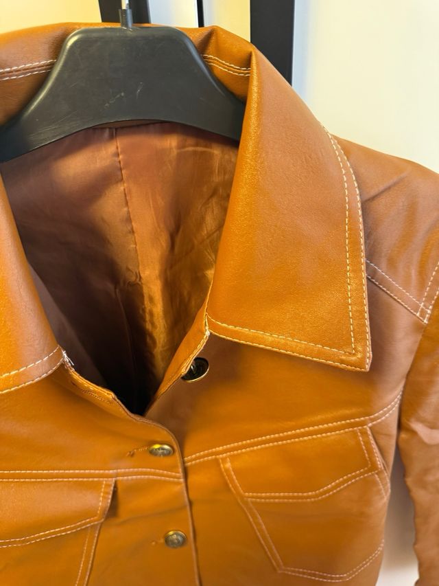 Chaqueta marrón efecto cuero