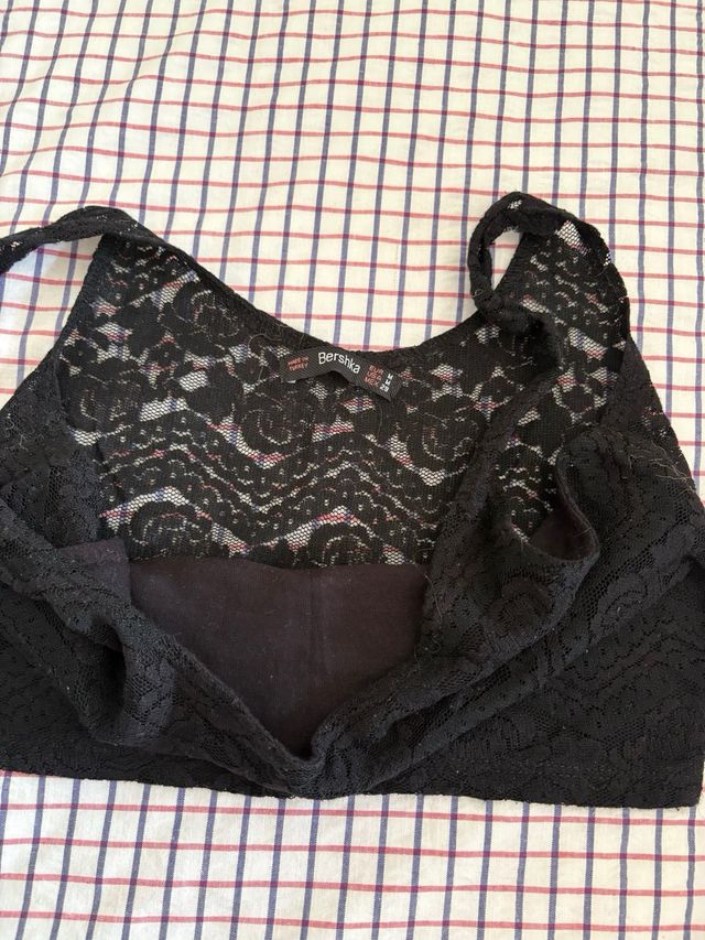 Top Bershka negro encaje - M