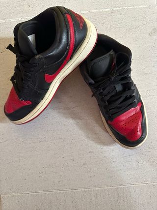 Zapatillas Jordan 1 Low rojas y negras