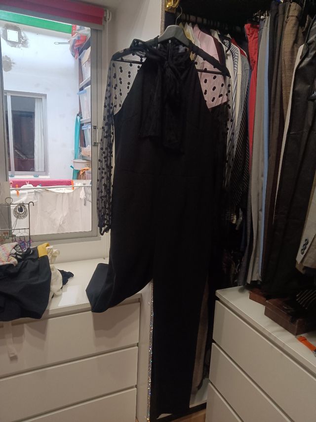 Mono negro con lazo y mangas transparentes