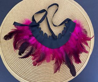 Collar plumas y diamantes negros