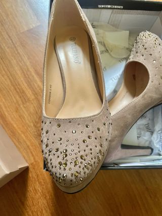 Décolleté scamosciati beige con strass oro 40