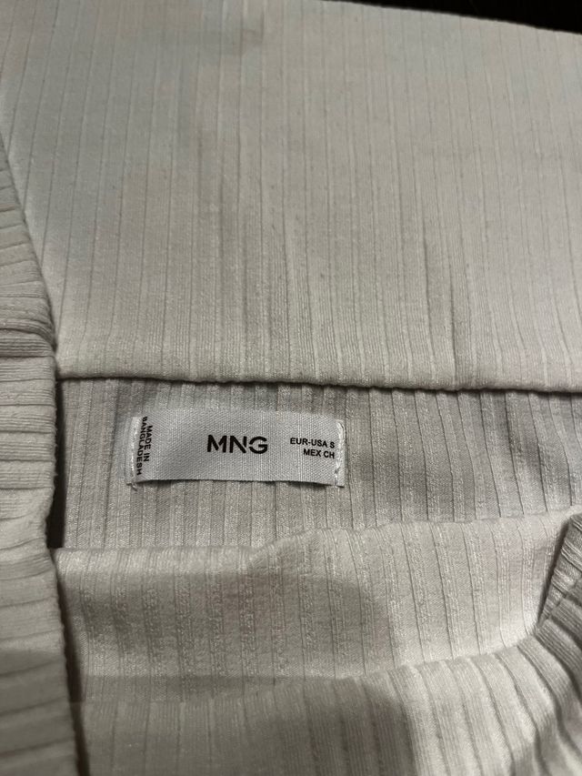 Mango: 2 Tops blanco y negro palabra de honor T-S