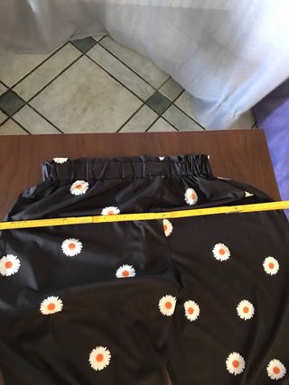 Pantaloni a zampa bianchi e neri