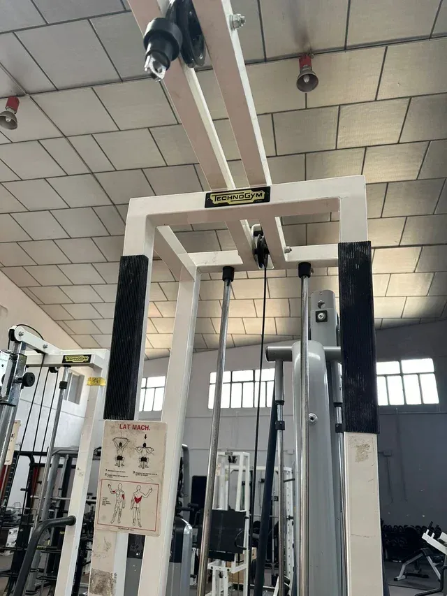 Máquina Jalón al Pecho Technogym