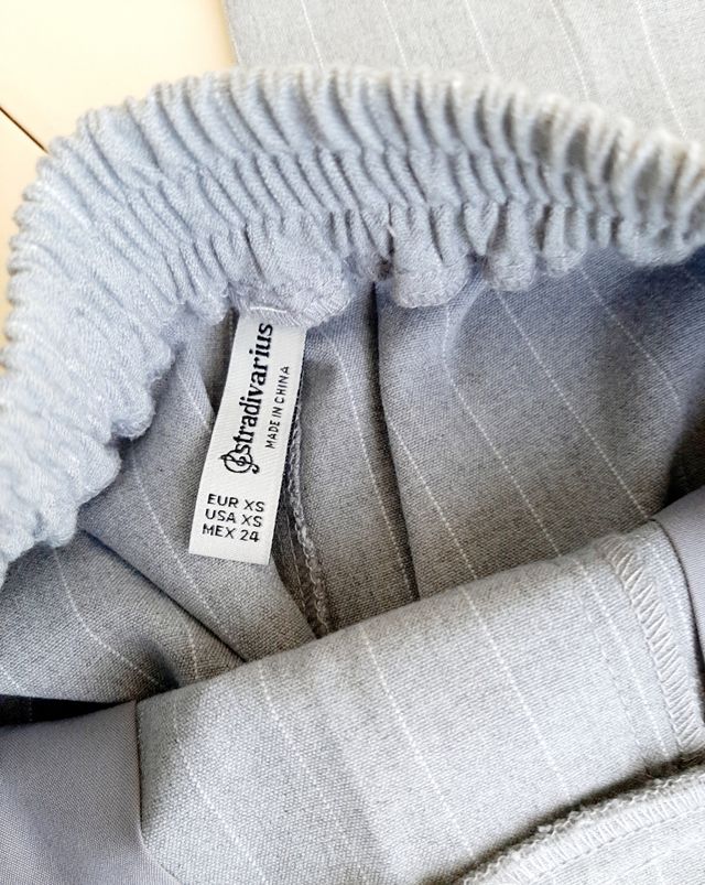 Pantalón pinzas gris mujer