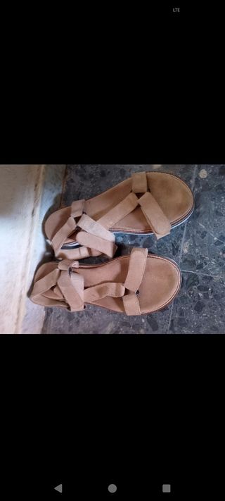 Sandalias planas beige verano