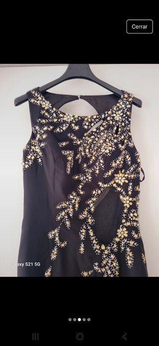 Vestido negro con pedreria dorado