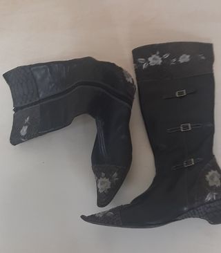 Botas altas negras y grises