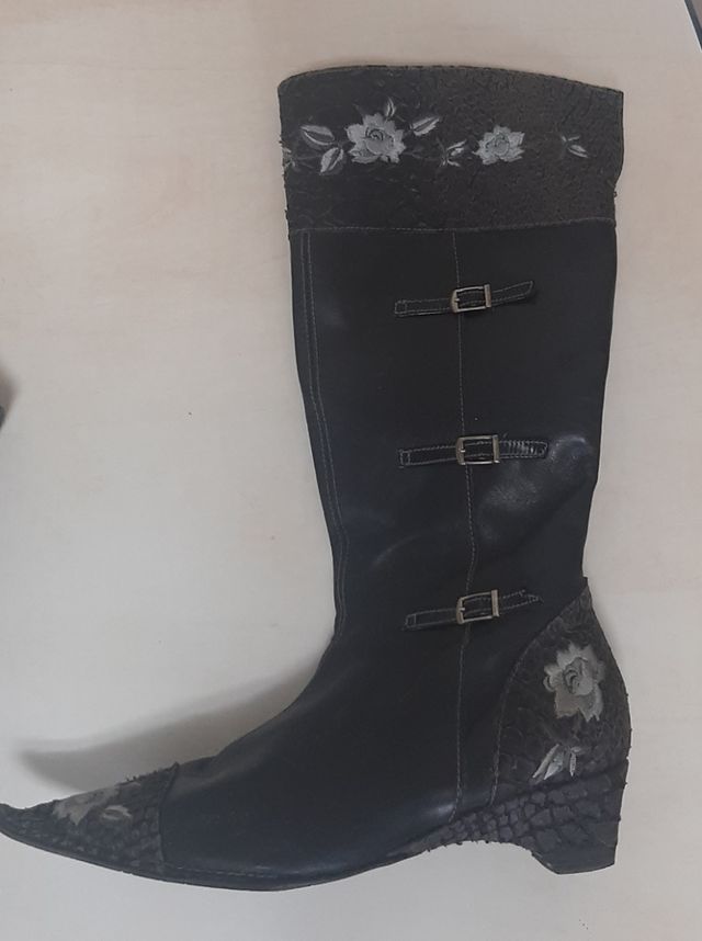 Botas altas negras y grises