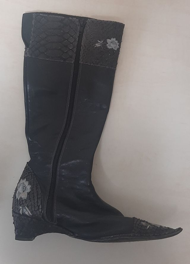 Botas altas negras y grises