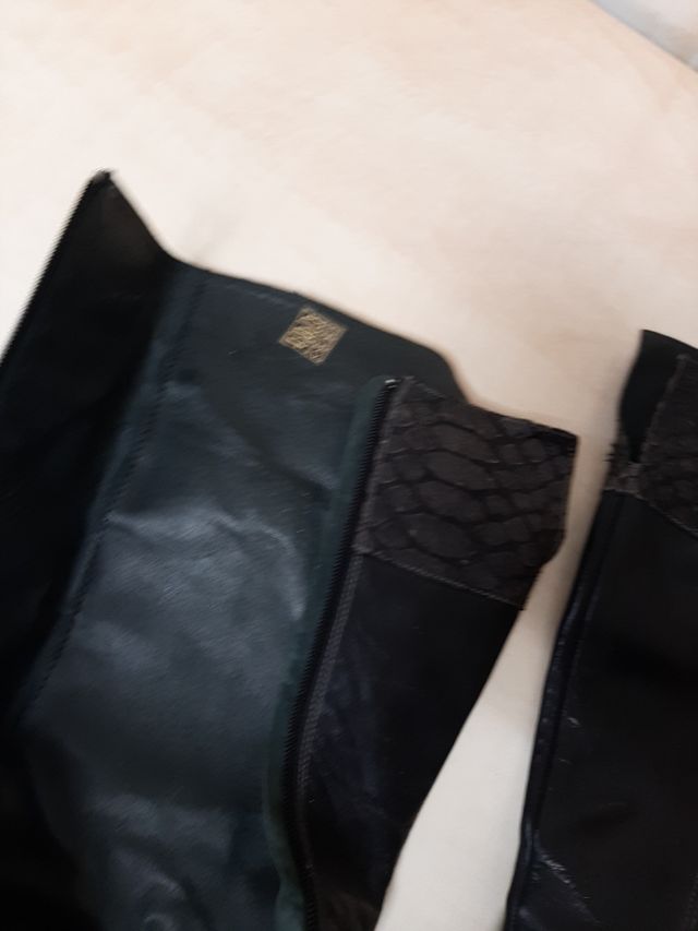 Botas altas negras y grises