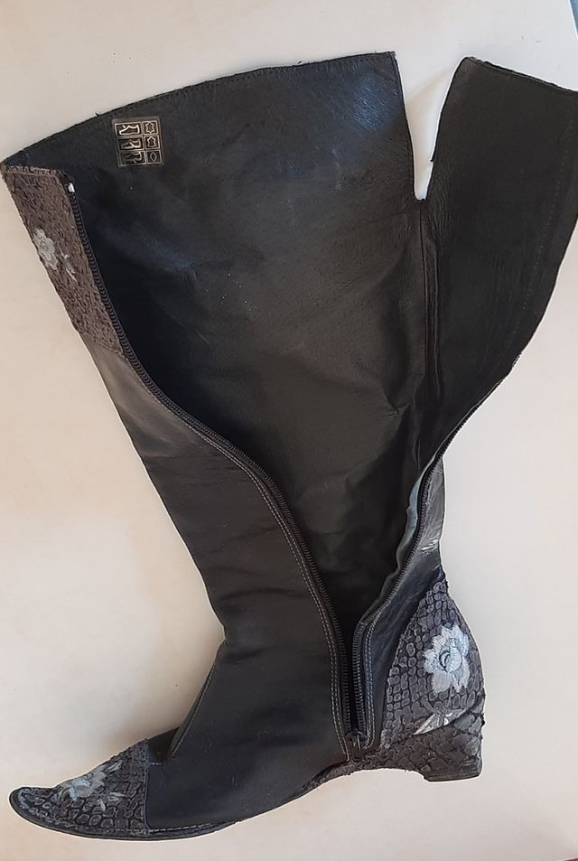 Botas altas negras y grises