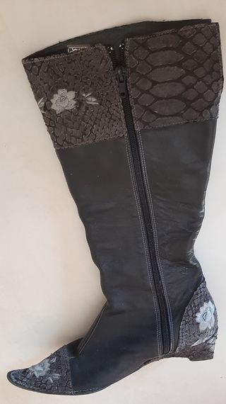 Botas altas negras y grises