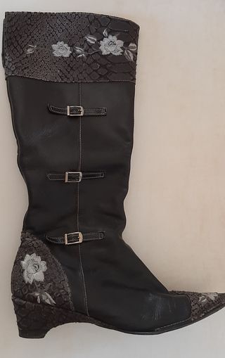 Botas altas negras y grises
