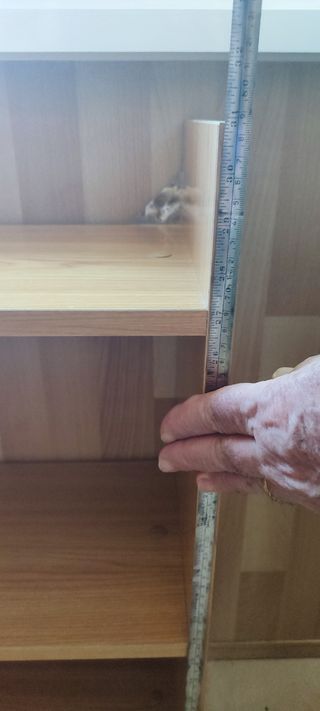 Estantería de madera marrón