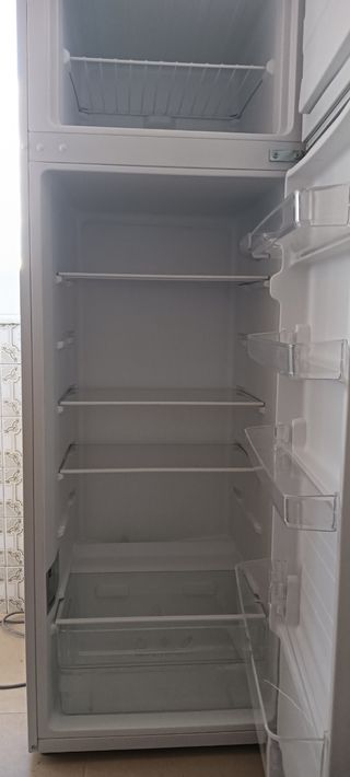 Nevera con frigorífico.