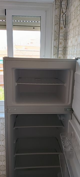 Nevera con frigorífico.