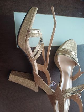 Zapatos dorados de fiesta