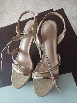 Zapatos dorados de fiesta