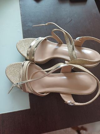 Zapatos dorados de fiesta