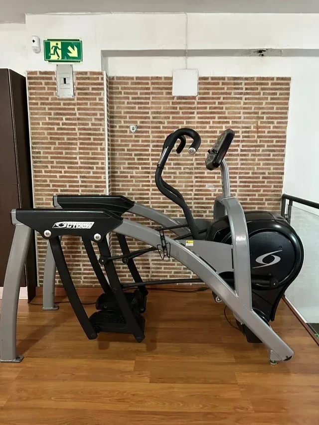 Máquina tipo elíptica Cybex 610A Arc Trainer