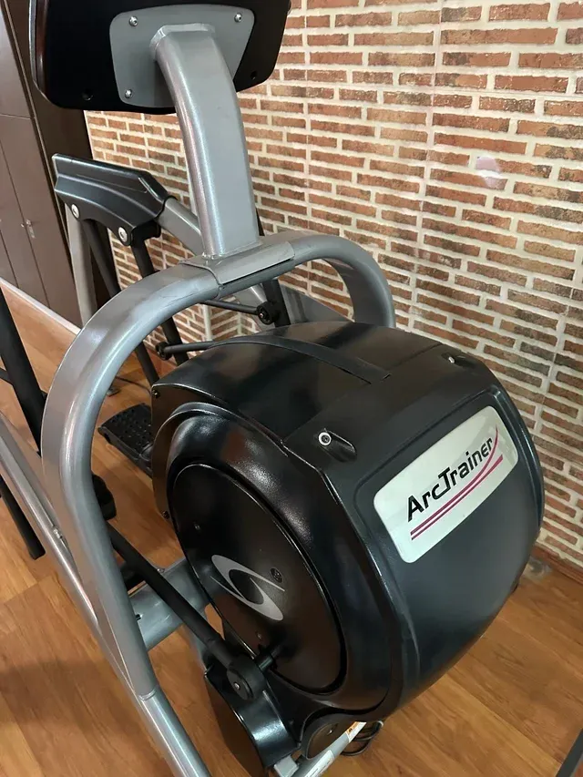 Máquina tipo elíptica Cybex 610A Arc Trainer