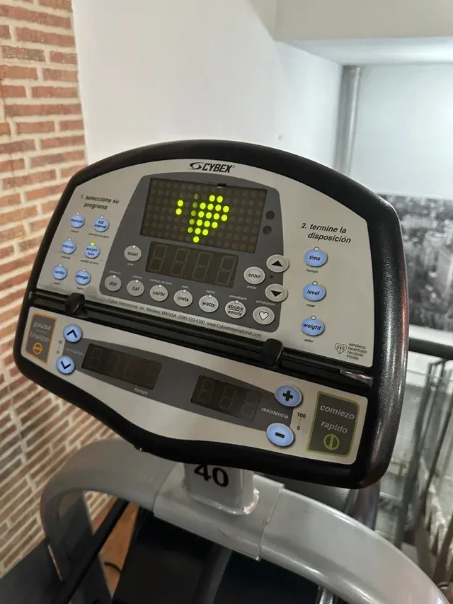 Máquina tipo elíptica Cybex 610A Arc Trainer