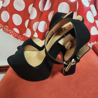 Tacones negros de tacón alto