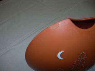 Solitário em barro. Jarra.