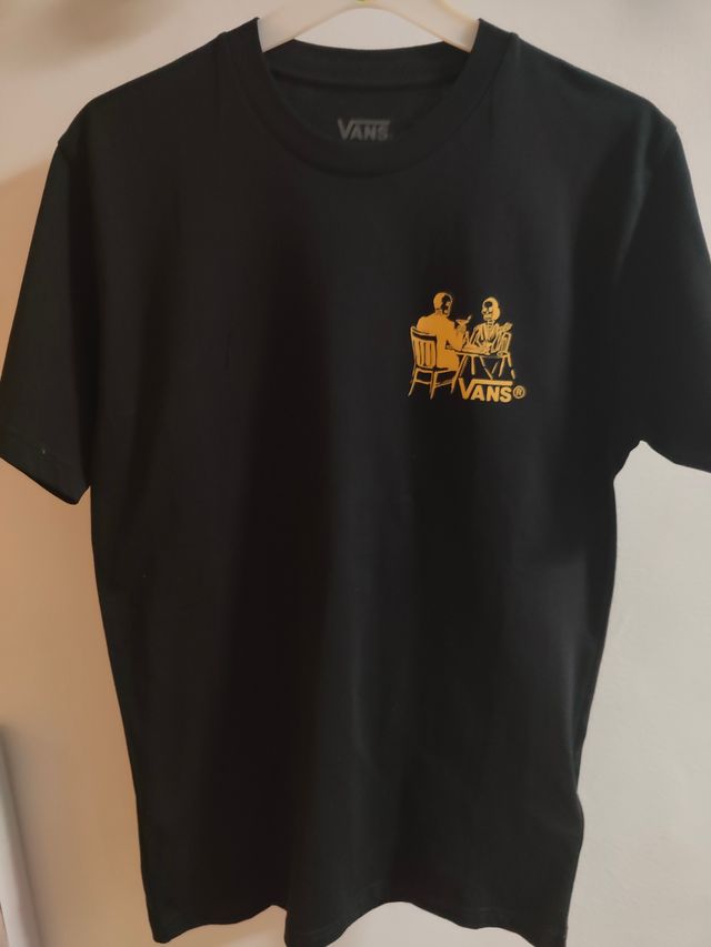 Camiseta Vans negra y dorada