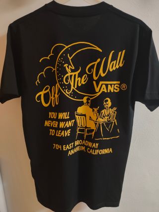 Camiseta Vans negra y dorada