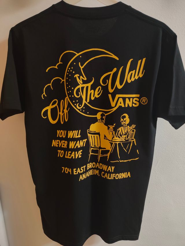 Camiseta Vans negra y dorada